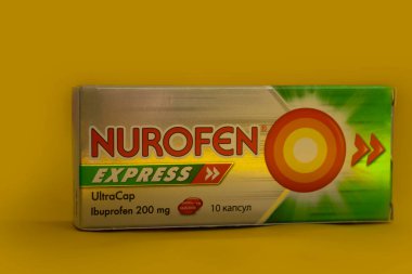 6 Ekim 2022 Ukrayna şehri Kyiv renkli arkaplan üzerinde Nurofen Express tabletlerinin ambalajı