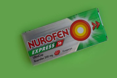 6 Ekim 2022 Ukrayna şehri Kyiv renkli arkaplan üzerinde Nurofen Express tabletlerinin ambalajı