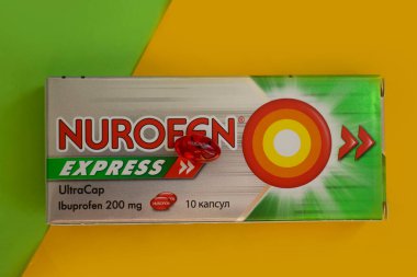6 Ekim 2022 Ukrayna şehri Kyiv renkli arkaplan üzerinde Nurofen Express tabletlerinin ambalajı