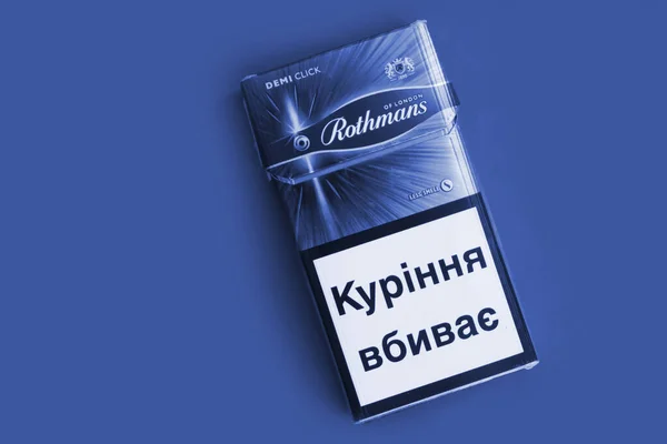 Outubro 2022 Ucrânia Cidade Kyiv Rothmans Cigarros Fundo Colorido — Fotografia de Stock