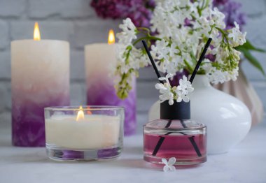 Ev için parfüm, çiçek, arka planda mum