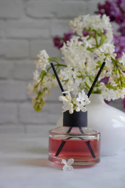 Perfumy Domu Kwiat Świeca Jasnym Tle — Zdjęcie stockowe