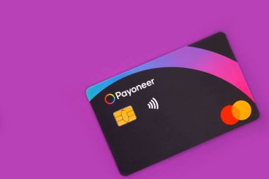 2 Ekim 2022 Ukrayna Şehri Kyiv ödeme kartı Payonez Mastercard renkli bir arka plan