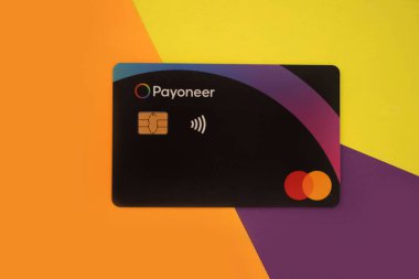 2 Ekim 2022 Ukrayna Şehri Kyiv ödeme kartı Payonez Mastercard renkli bir arka plan