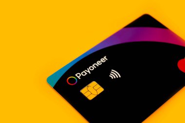 2 Ekim 2022 Ukrayna Şehri Kyiv ödeme kartı Payonez Mastercard renkli bir arka plan