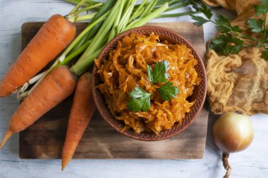 Eski arkaplanda ağır ateşte pişmiş lahana