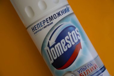 9 Ekim 2022 Ukrayna şehri Kyiv Domestos renkli bir arka planda gücü genişletti