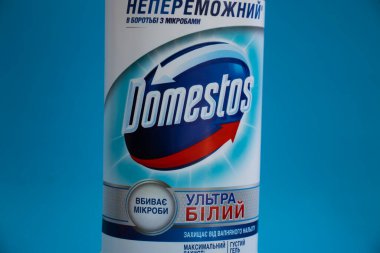 9 Ekim 2022 Ukrayna şehri Kyiv Domestos renkli bir arka planda gücü genişletti