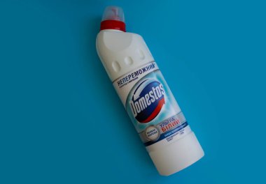9 Ekim 2022 Ukrayna şehri Kyiv Domestos renkli bir arka planda gücü genişletti