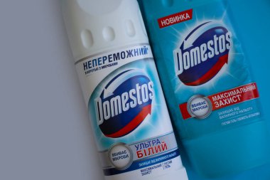 9 Ekim 2022 Ukrayna şehri Kyiv Domestos renkli bir arka planda gücü genişletti