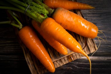 eski ahşap zemin üzerinde taze havuç