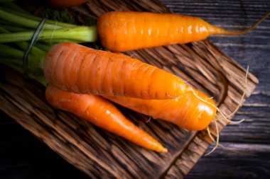 eski ahşap zemin üzerinde taze havuç