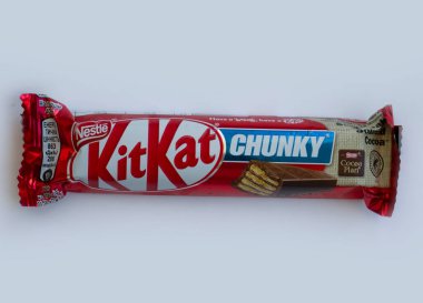 12 Ekim 2022 Ukrayna şehri Kyiv çikolata Kit Kat hafif bir arkaplanda