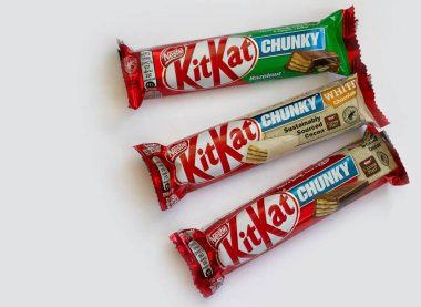 12 Ekim 2022 Ukrayna şehri Kyiv çikolata Kit Kat hafif bir arkaplanda