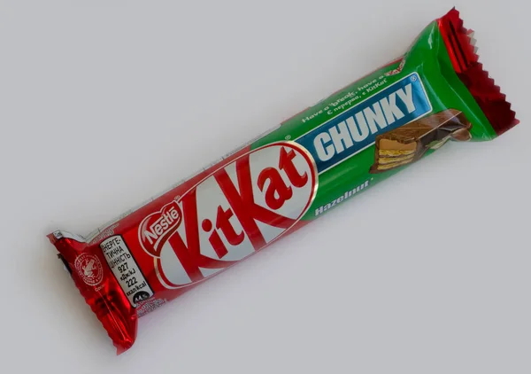2022年10月12日乌克兰基辅市浅色背景的巧克力Kit Kat — 图库照片
