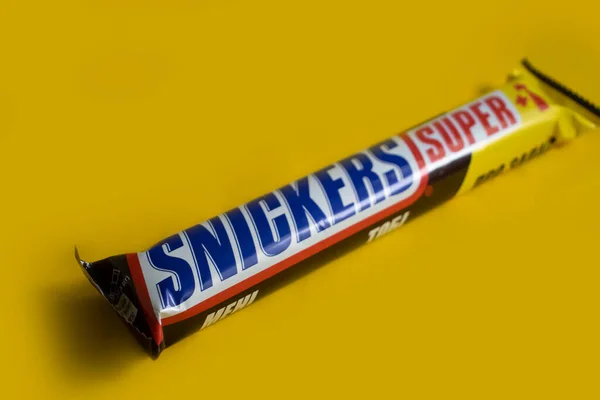 Outubro 2022 Ucrânia Cidade Kiev Snickers Chocolate Sobre Fundo Colorido — Fotografia de Stock