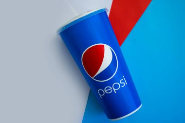 16 Ekim 2022 Ukrayna şehri Kyiv renkli bir arka planda bir bardak kağıt Pepsi.