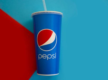 16 Ekim 2022 Ukrayna şehri Kyiv renkli bir arka planda bir bardak kağıt Pepsi.