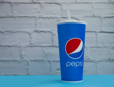16 Ekim 2022 Ukrayna şehri Kyiv renkli bir arka planda bir bardak kağıt Pepsi.