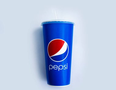 16 Ekim 2022 Ukrayna şehri Kyiv renkli bir arka planda bir bardak kağıt Pepsi.