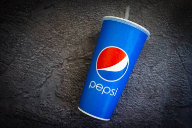 16 Ekim 2022 Ukrayna şehri Kyiv renkli bir arka planda bir bardak kağıt Pepsi.