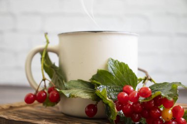 Viburnum 'lu çay, eski bir arka planda gül kalçalı...