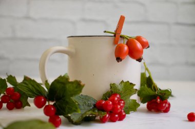 Viburnum 'lu çay, eski bir arka planda gül kalçalı...