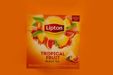 8 Ekim 2022 Ukrayna şehri Kyiv Lipton çayı renkli bir arka planda