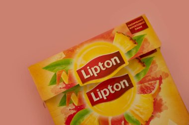 8 Ekim 2022 Ukrayna şehri Kyiv Lipton çayı renkli bir arka planda