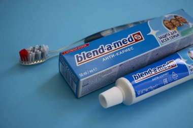 9 Ekim 2022 Ukrayna şehri Kyiv diş macunu renkli bir arka planda harmanlanmış.