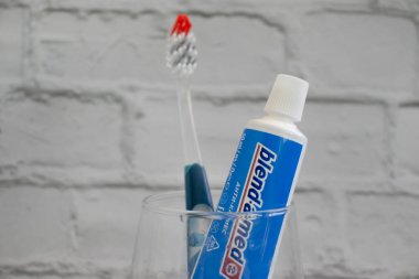 9 Ekim 2022 Ukrayna şehri Kyiv diş macunu renkli bir arka planda harmanlanmış.