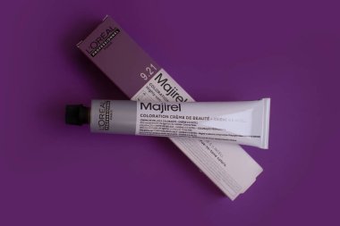 10 Ekim 2022 Ukrayna şehri Kiev saç boyası renkli arka planda Loreal Majirel.