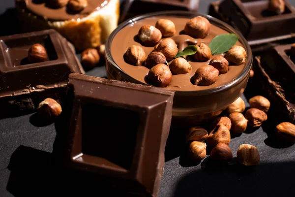 Chocolate Untado Con Avellanas Sobre Fondo Oscuro — Foto de Stock