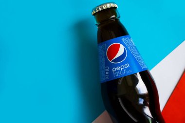 21 Ekim 2022 Ukrayna şehri Kyiv renkli bir arka planda bir şişe Coca-Cola.