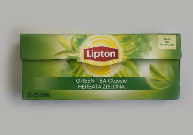 Arka planda 11 Ekim 2022 Ukrayna şehri Kyiv yeşil çayı Lipton