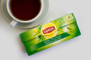 Arka planda 11 Ekim 2022 Ukrayna şehri Kyiv yeşil çayı Lipton