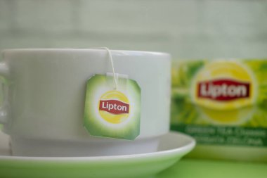 Arka planda 11 Ekim 2022 Ukrayna şehri Kyiv yeşil çayı Lipton