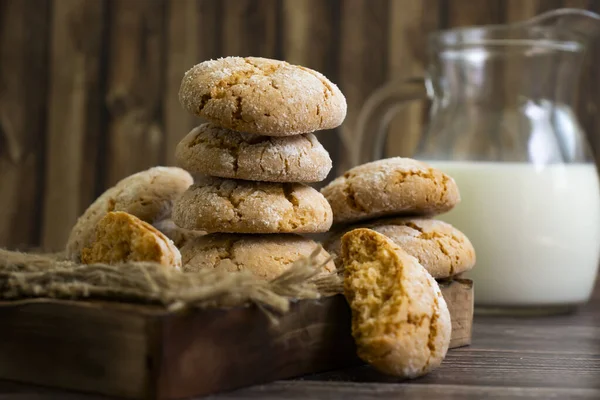 Вкусное Свежее Печенье Старом Молочном Фоне — стоковое фото