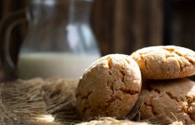 Süt arka planında lezzetli taze kurabiyeler