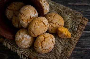 Süt arka planında lezzetli taze kurabiyeler