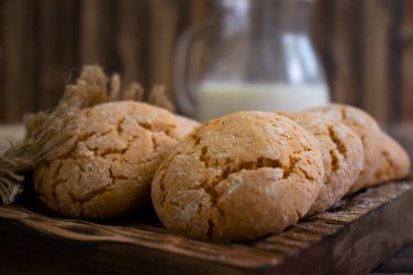 Süt arka planında lezzetli taze kurabiyeler