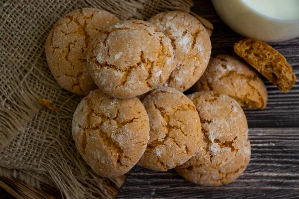 Deliciosas Galletas Frescas Sobre Fondo Leche Vieja —  Fotos de Stock