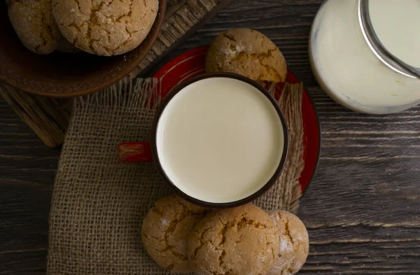 Delicious Fresh Cookies Old Milk Background — Stock Photo, Image
