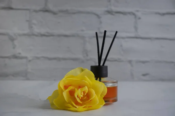 Parfüm Für Hause Blume Auf Hellem Hintergrund — Stockfoto