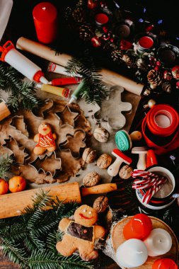 Çocuklar Noel arifesinde zencefilli çörek yapar. 