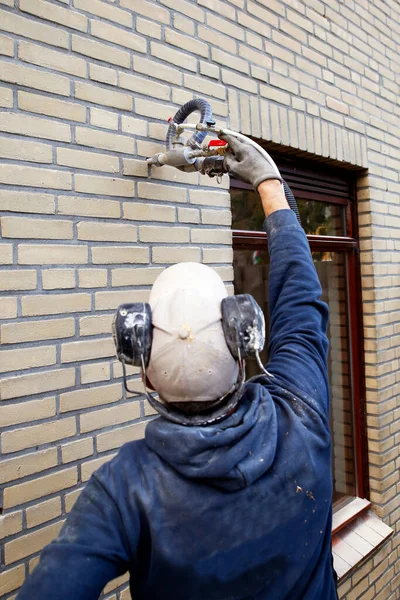House insulation by injecting microbead pearls in the cavity walls
