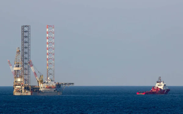 Plataformas Petróleo Com Barco Abastecimento Para Transportar Pessoas Materiais Para — Fotografia de Stock