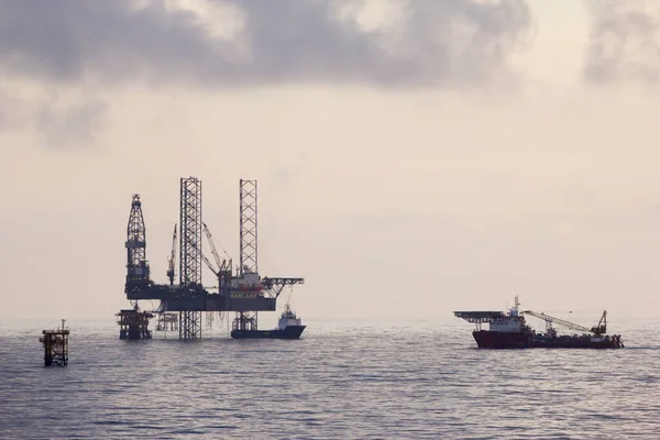 Olieplatforms Met Aanvoerboot Voor Het Vervoer Van Personen Materialen Naar — Stockfoto