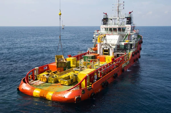 Ölplattformen Mit Versorgungsboot Für Den Transport Von Menschen Oder Materialien — Stockfoto