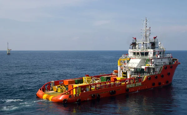 马来西亚南中国海用于运送人员或物资至邻近钻井平台的装有补给船的石油钻井平台 — 图库照片